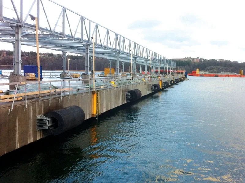 Cylindrical rubber fenders on a quay