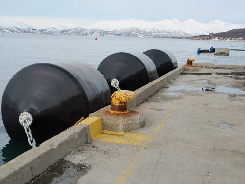 Sling type foam filled fender between a ship and a quay
