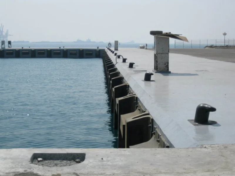 Diagram: a V-shaped arch fender flexes to absorb berthing energy at a low reaction force